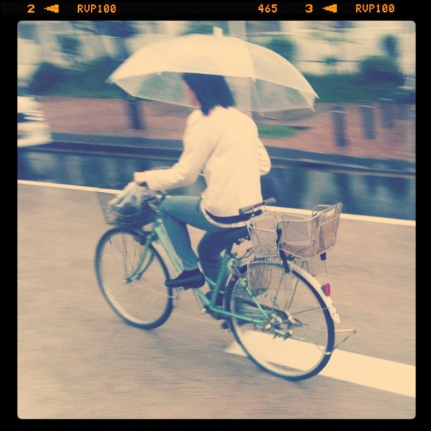 Avec un parapluie