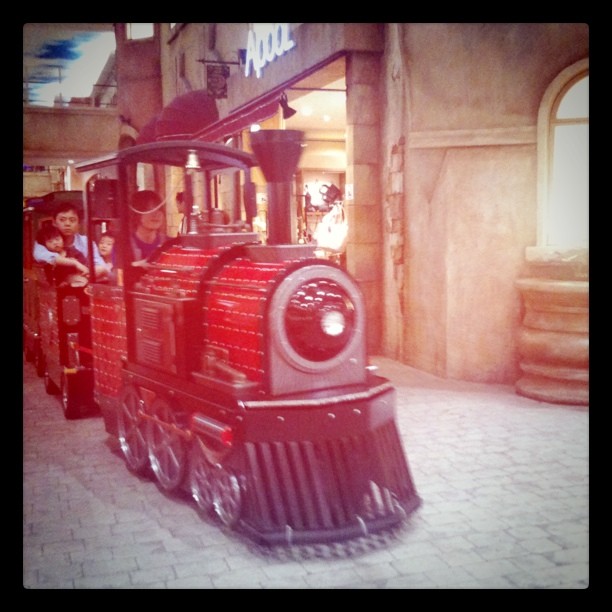 Un train dans le vieux Lyon… ou un centre commercial nippon à Thème ?