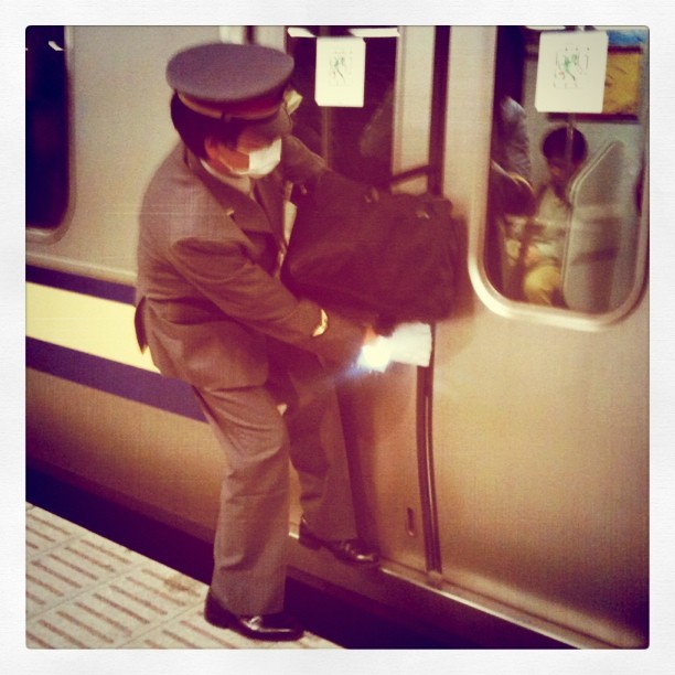 Vous trouvez que les trains japonais sont trop souvent à l’heure ? Voilà la solution pour foutre la merde…
