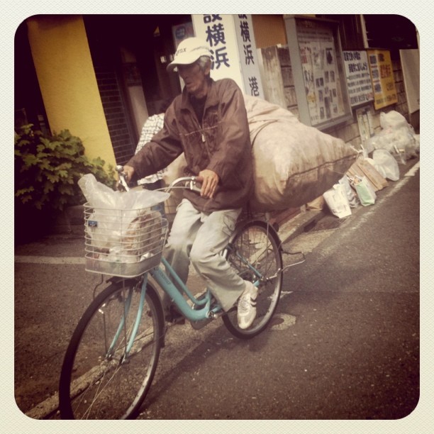 Jour de ramassage des bouteilles… Les p’tits vieux du quartier font le tour des poubelles pour récupérer les canettes et aider leur maigre retraite…