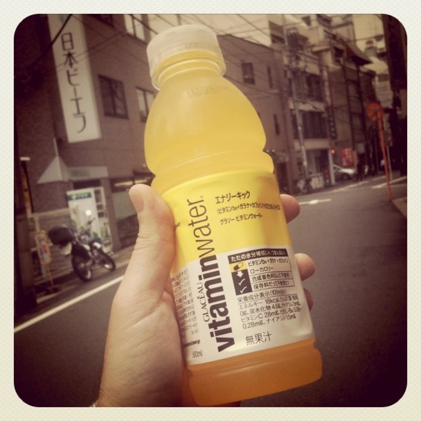 Vitamin Water ! De l’eau sucré/colorée avec un parfum de fruit… Bof…