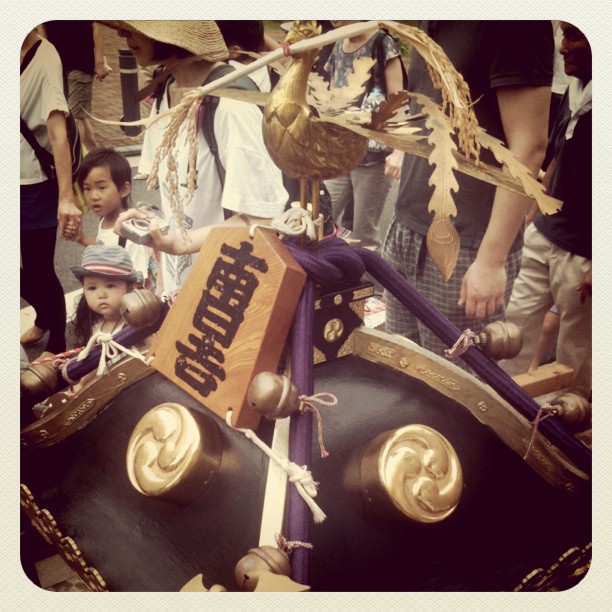 Le mikoshi porté par les enfants du quartier ce matin. Été nippon !