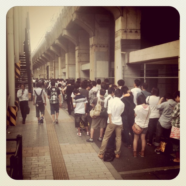 J’aimerais bien savoir pourquoi il y a toujours autant de monde qui fait la queue à cet endroit à Akihabara…