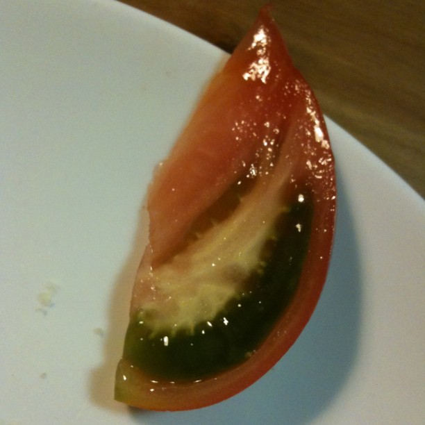 J’suis seul à manger de la tomate… Bon c’est vrai qu’elle un peu verte fluo… et vient de Fukushima !