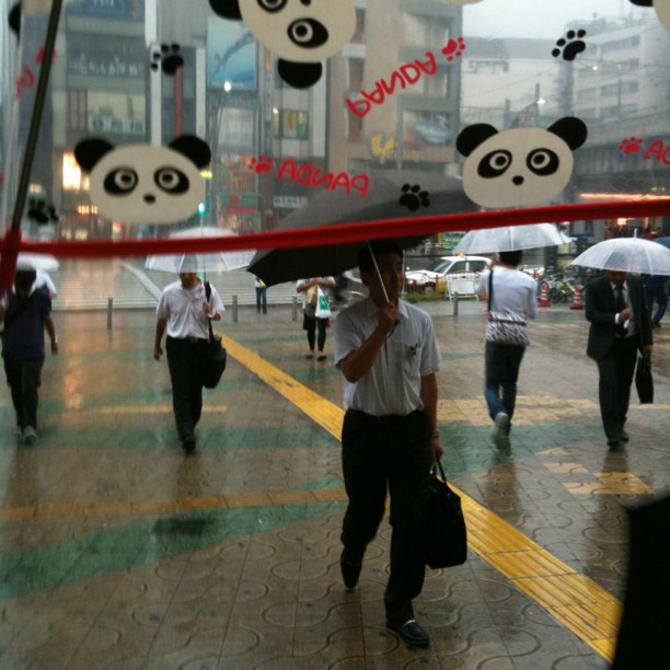 C’est le déluge à Tokyo ! Il ne restait que des parapluies Panda…