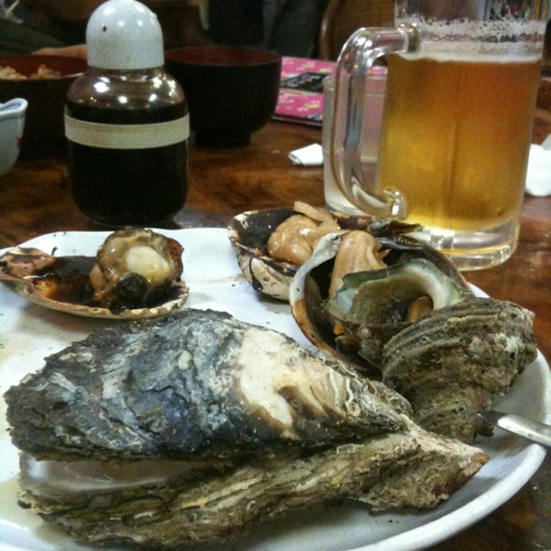 Diner de fruits de mer dans un restaurant de Toba tout aussi rustique que sont personnel ;-)