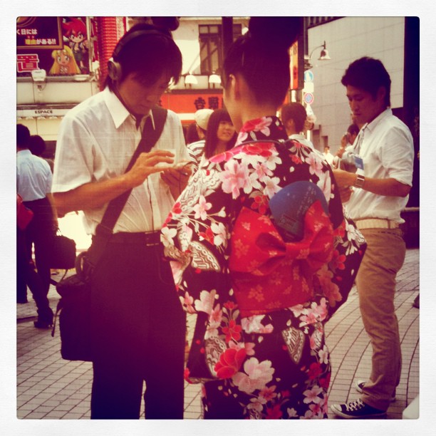 Animatrices en kimono pour faire tester des casques devant le 109 de Shibuya.