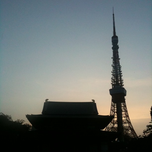 Aller hop, une jolie photo de la Tokyo Tower pour changer de sujet ;-)