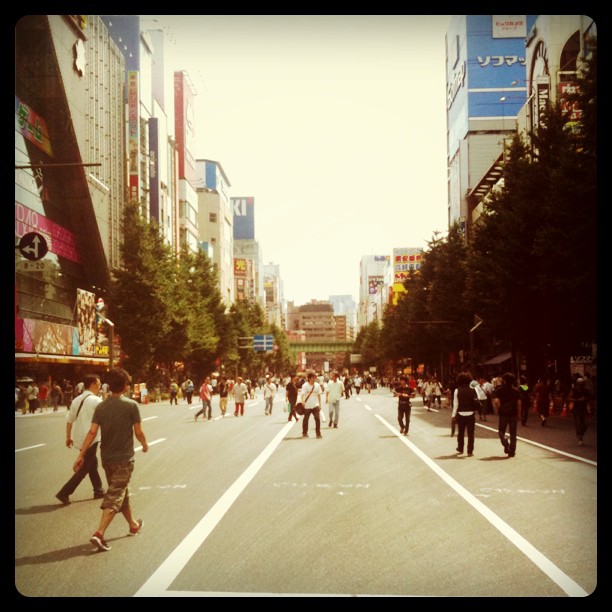 C’est cool de retrouver une avenue d’Akihabara piétonne le dimanche.