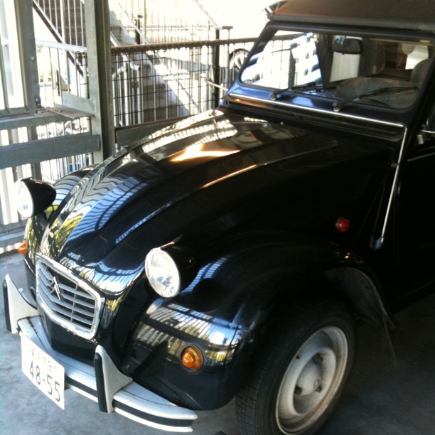 2CV6 SPECIAL en parfait état vu dans un parking à Yokohama !