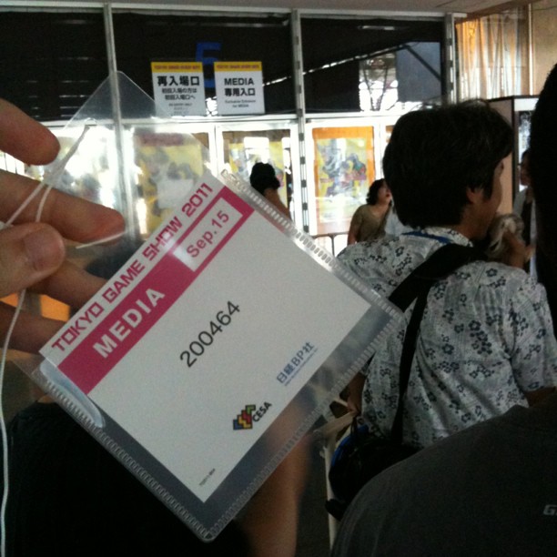 Badge autour du cou on attend l’ouverture des portes du Tokyo Game Show 2011 !