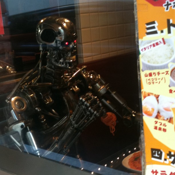 Terminator préférait manger des spaghetti dans le resto d’à côté ! Tout est normal… C’est Le Japon !