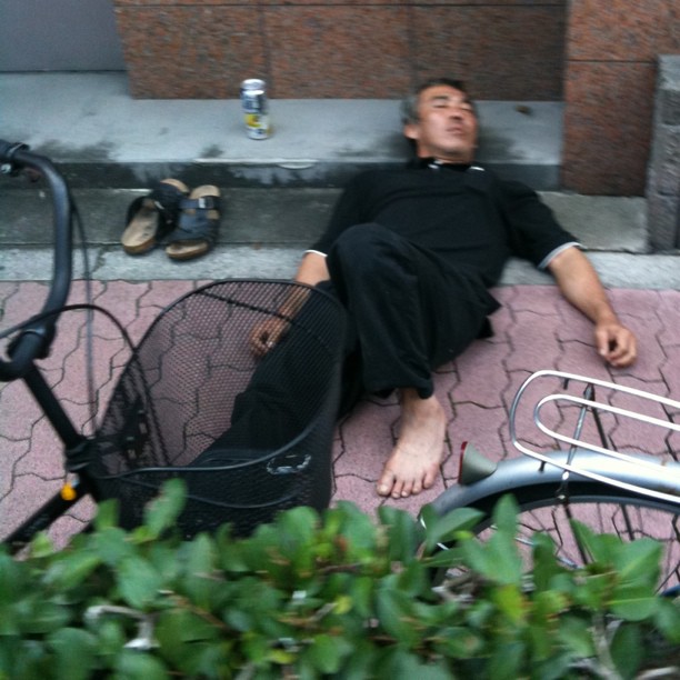 Je découvre les quartiers pauvres du Nord de Tokyo… Où l’on fait la sieste sur le trottoir…