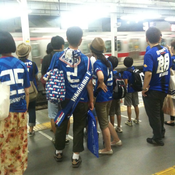 Soit la mode est passée au T-shirt bleu… Soit y’avait un match de foot ce soir…