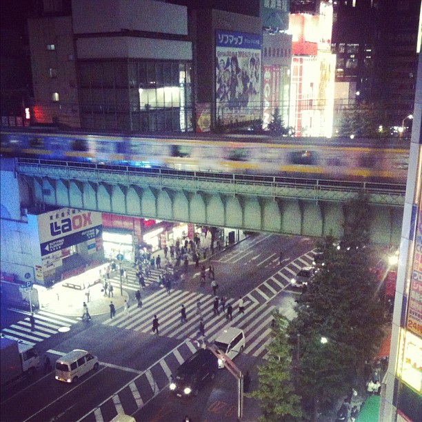 Akihabara la nuit… Ça reste quand même moins lumineux qu’avant…