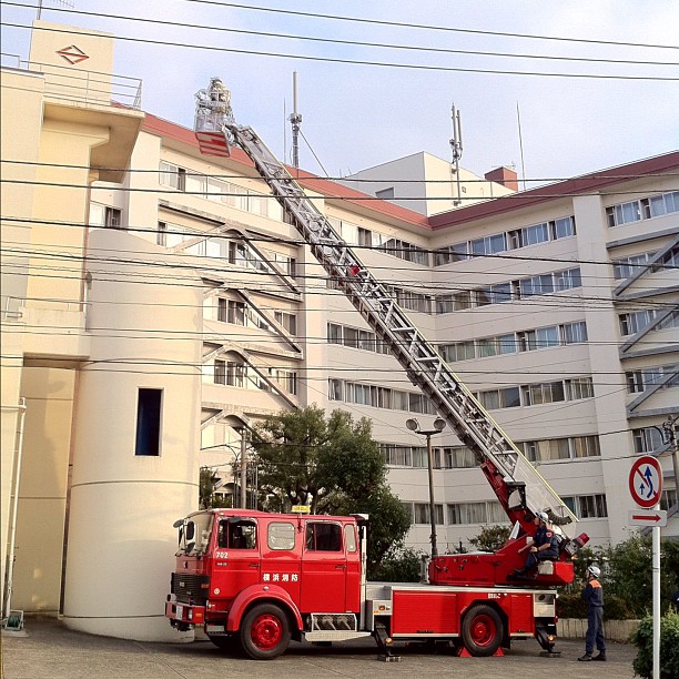 Comme tous les mercredi, les pompiers japonais s’entraînaient.