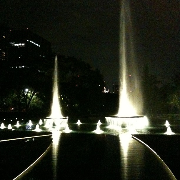 Bonne nuit ! Fontaines en face du palais impérial à Tokyo