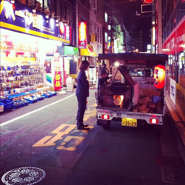 Yakimo (patates douces grillées) en plein Akihabara !