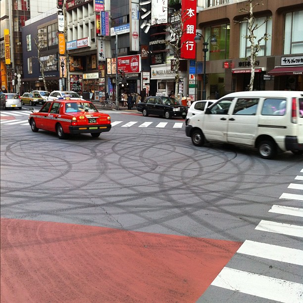 Il y en a un qui s’est fait plaisir sur la route à Shibuya !