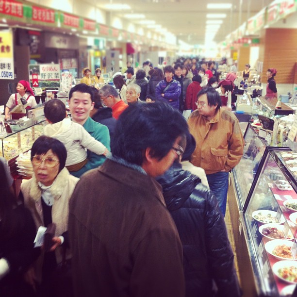 C’était la folie dans les magasins aujourd’hui ! Demain tout est fermé pour Oshogatsu… Un dimanche comme en France