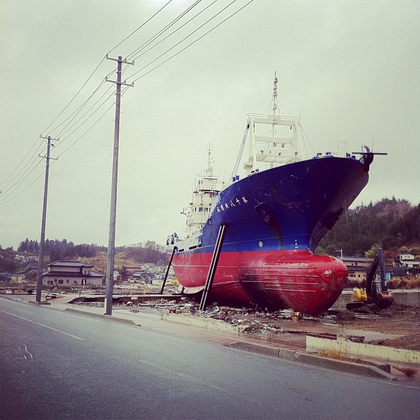 On est à 2Km des côtes le bateau emporté par le tsunami à suivit la route…