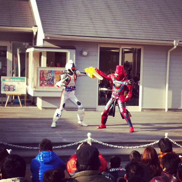 Quand on va dans un parc de maisons démo au Japon, on a droit à des combats deSuper Sentai