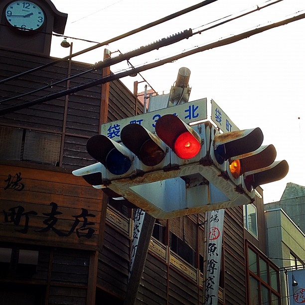 Feu de signalisation old-school à #hiroshima