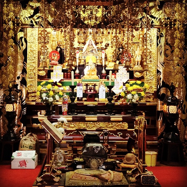 Merci à Izumi san de m’avoir ouvert les portes de son petit temple bouddhiste. J’ai eu droit à une prière sur fond de taïko et à des hoshigaki (kaki séchés). Ensuite on a évoqué l’avenir de la planète