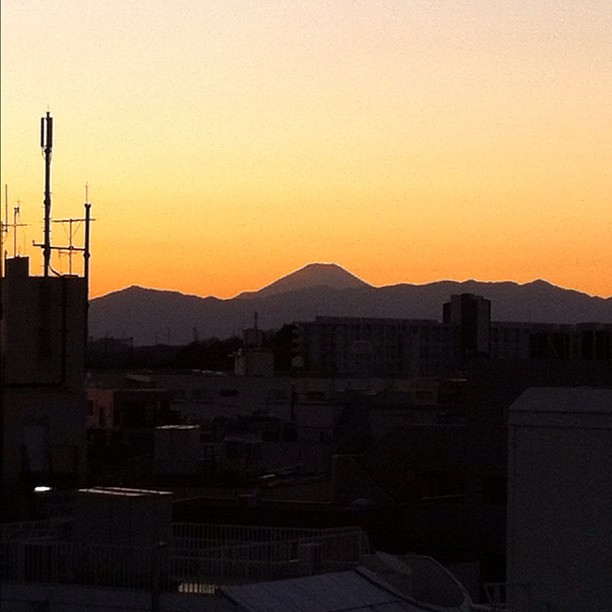 Couché de soleil derrière le Fuji vu de la station de train.
