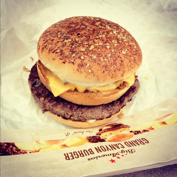 Bientôt l’heure de manger… Au choix le Grand Canyon Burger de chez Mac Do…