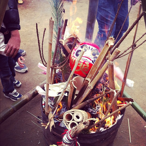 Dondo Yaki artisanal dans un petit parc.