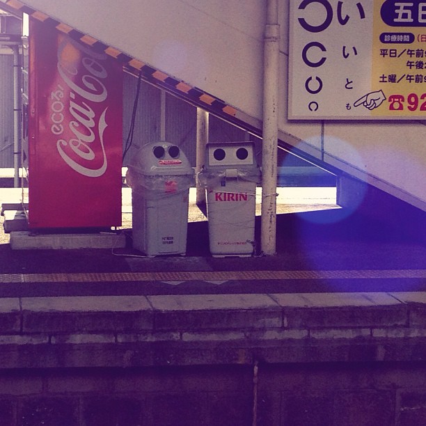 Un drôle de couple attends le train