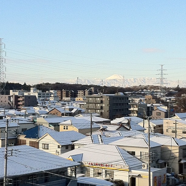 Superbe Fuji San (posé sur la ville) entouré de montagnes enneigées !