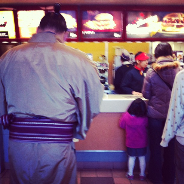 On se creuse la tête pour trouver un resto de sumo… Alors qu’ils vont tout simplement au McDo…