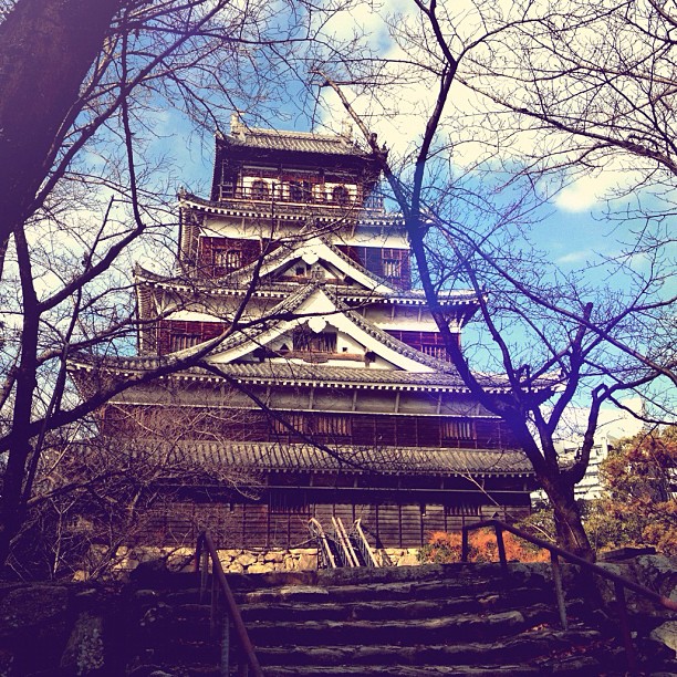 Le château d’ #hiroshima sous un ciel d’hiver.