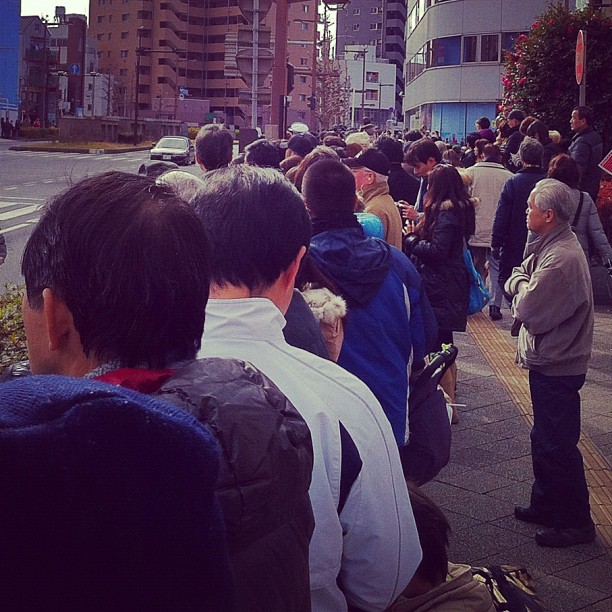 Comme d’autres, j’attends le passage des coureurs du Hakone Ekiden. L’équivalent en audience du Tour de France