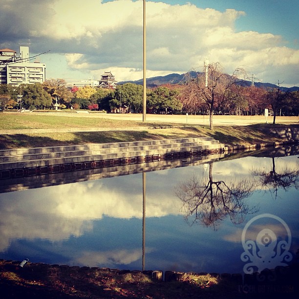 Le ciel bleu pointe enfin son nez avec le château d’Hiroshima en fond. #hiroshima