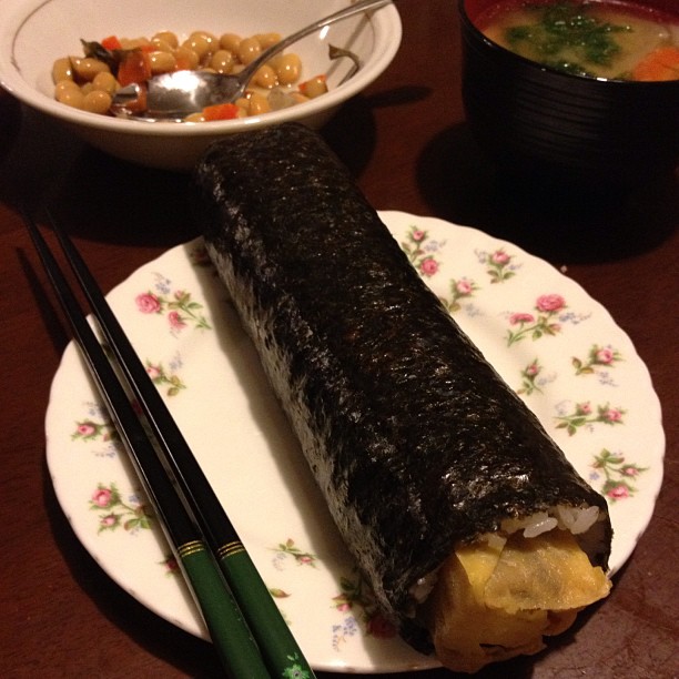 La tradition de Setsubun à Osaka : manger un futomaki en entier sans parler