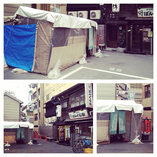 La casette bricolée avec des bâches ce n’est pas un maison de homeless mais un BAR !! #osaka #kansai