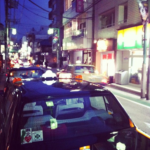 Les taxis stationnent tout le long de la rue et la transforme du coup en sens unique…