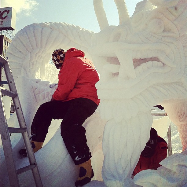 L’équipe de Hong Kong en plein travail sur leur sculpture qui remporte le premier prix du festival des neiges de Sapporo !