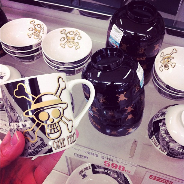 Bol de soupe et mug One Piece ! Je me demande si @Bentoandco_FR en a…