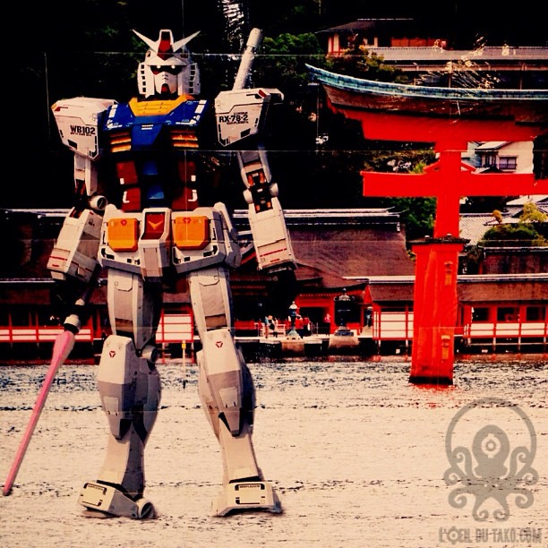 Gundam protégeant le tori de Miyajima. #hiroshima #miyajima #iphoneonly #igersjapan