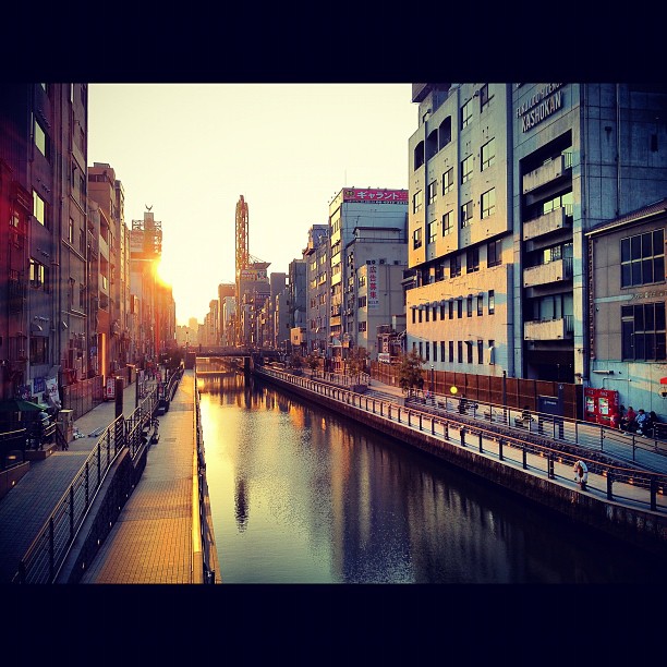 Soleil couchant sur la riviere Dōtonbori