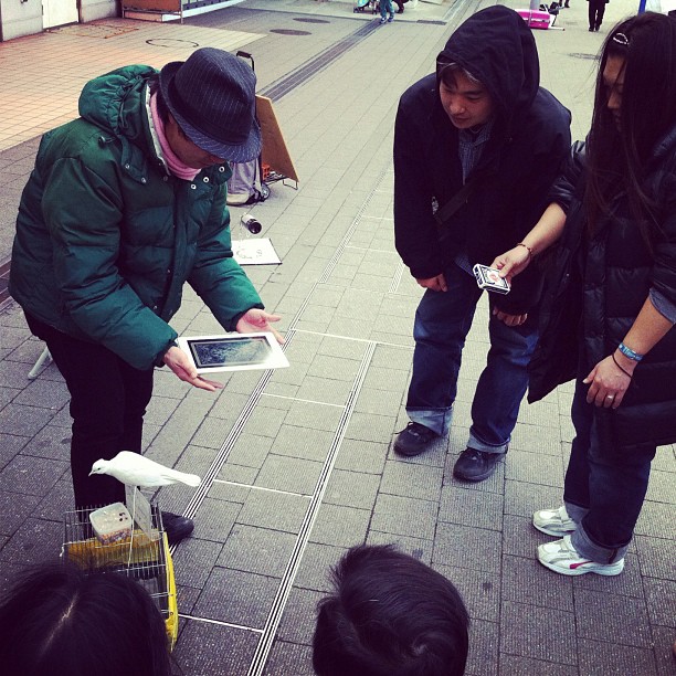 Au Japon les magiciens de rue ont des iPad !