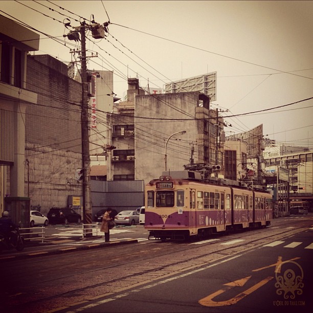 Un vieux tram dans un vieux quartier.
