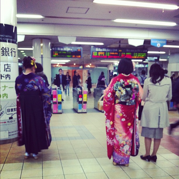 Beaucoup de jeunes femmes en kimono… Ça sent la remise de diplômes de fin d’année !