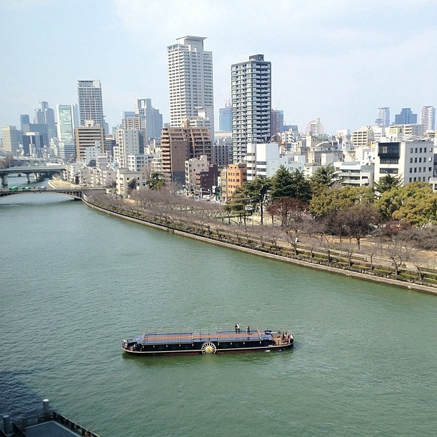 Bon, j’ai trouvé un nouveau spot photo sympa sur Nakanoshima ! Va falloir revenir quand les cerisiers seront en fleurs :)