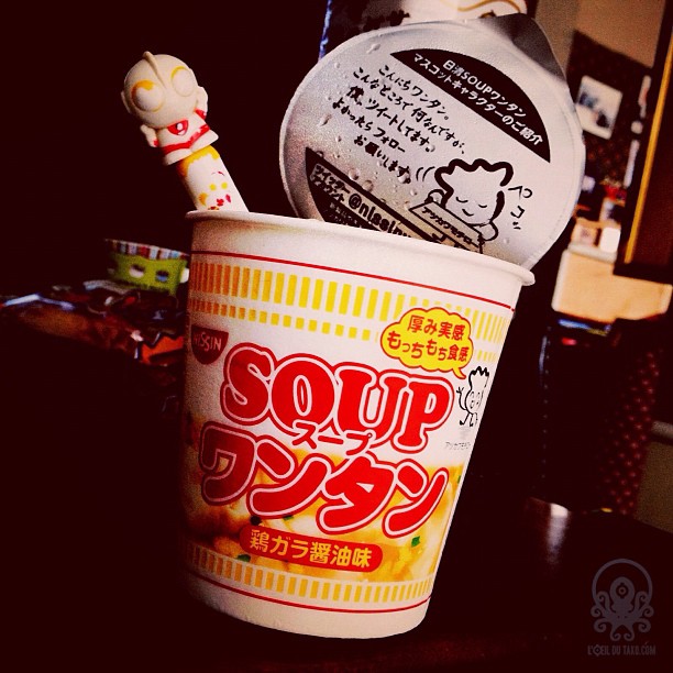 Ma cuillère Ultraman assorti à ma noodle cup ! _φ(･_･