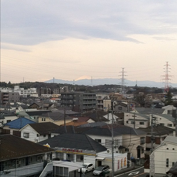#fujireport : avec le temps couvert je ne pensais pas que l’on voit le Fuji… Ah bah si !